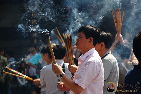 梦到在庙里烧香(女人梦见自己上香叩拜)