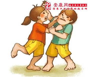 女生梦到一个男生打架(女的梦见男的打她)